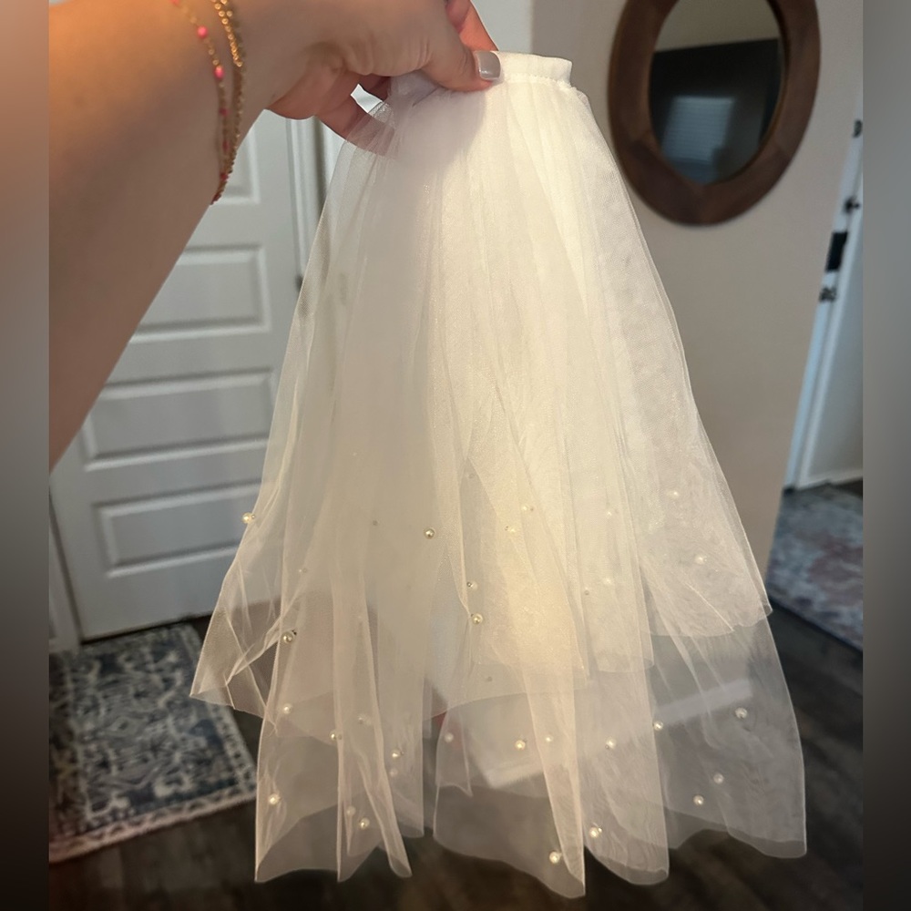 Elegant White Tulle Veil with Pearls